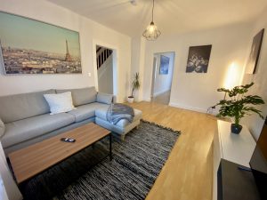 Großes Wohnzimmer mit gemütlichem Ecksofa